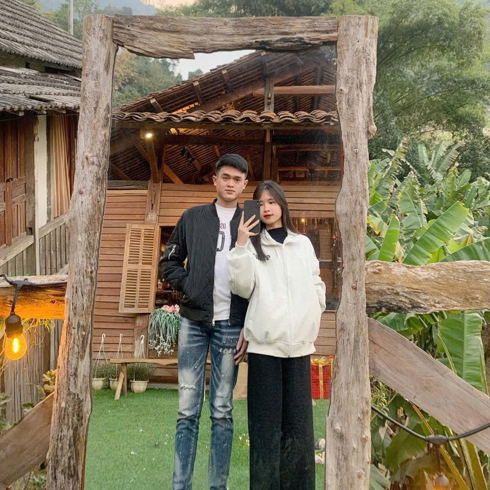 Cô dâu chú rể chụp ảnh cùng nhau trong chuyến đi
