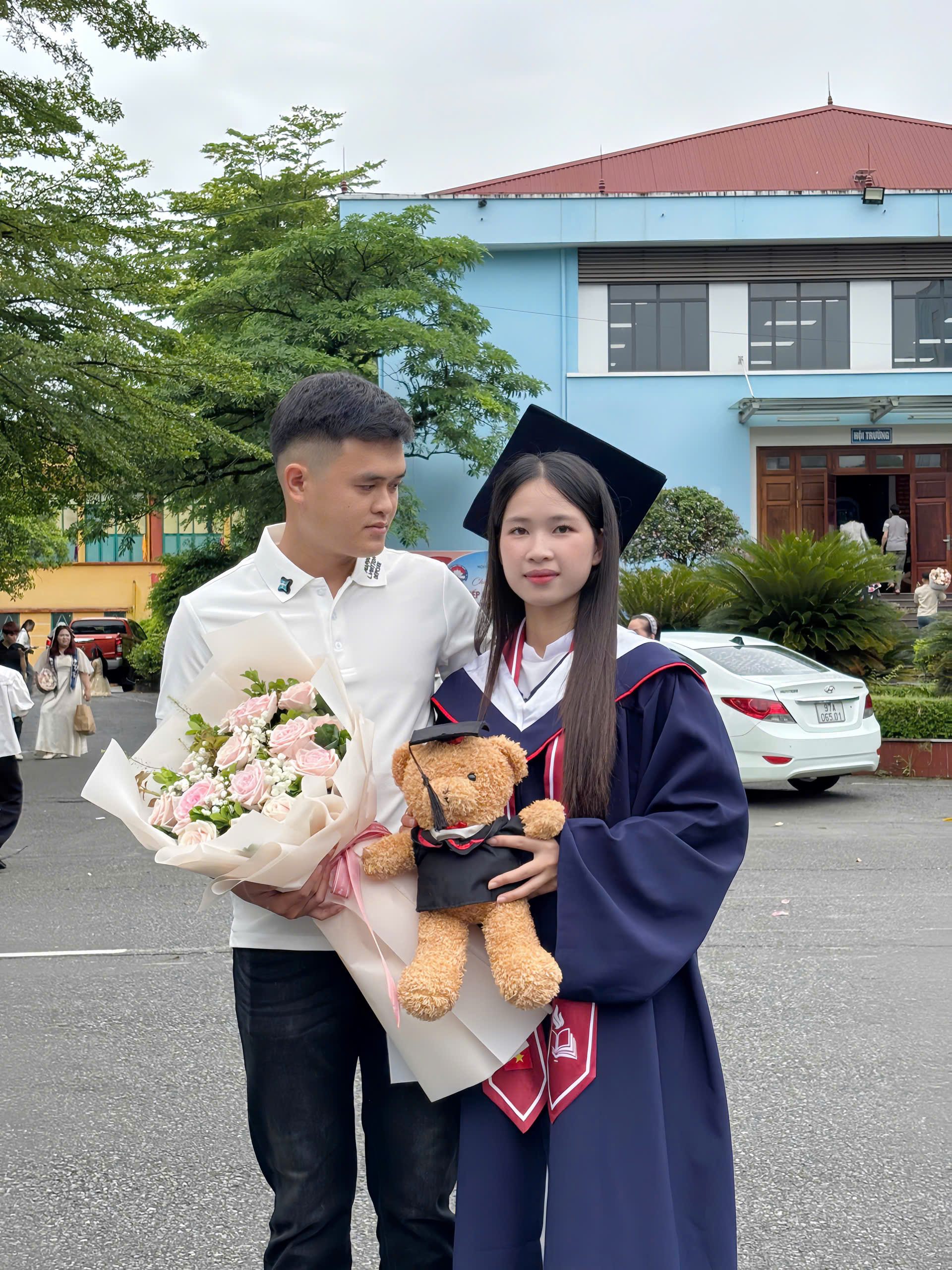 Cô dâu chú rể trong ngày tốt nghiệp