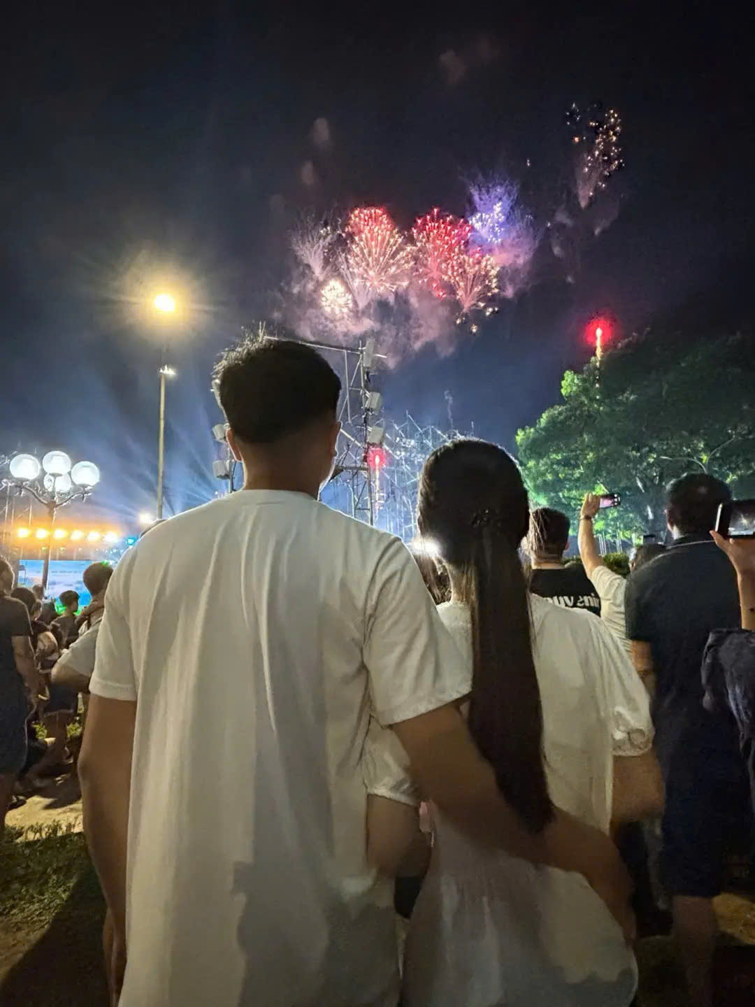 Cô dâu chú rể cùng ngắm pháo hoa
